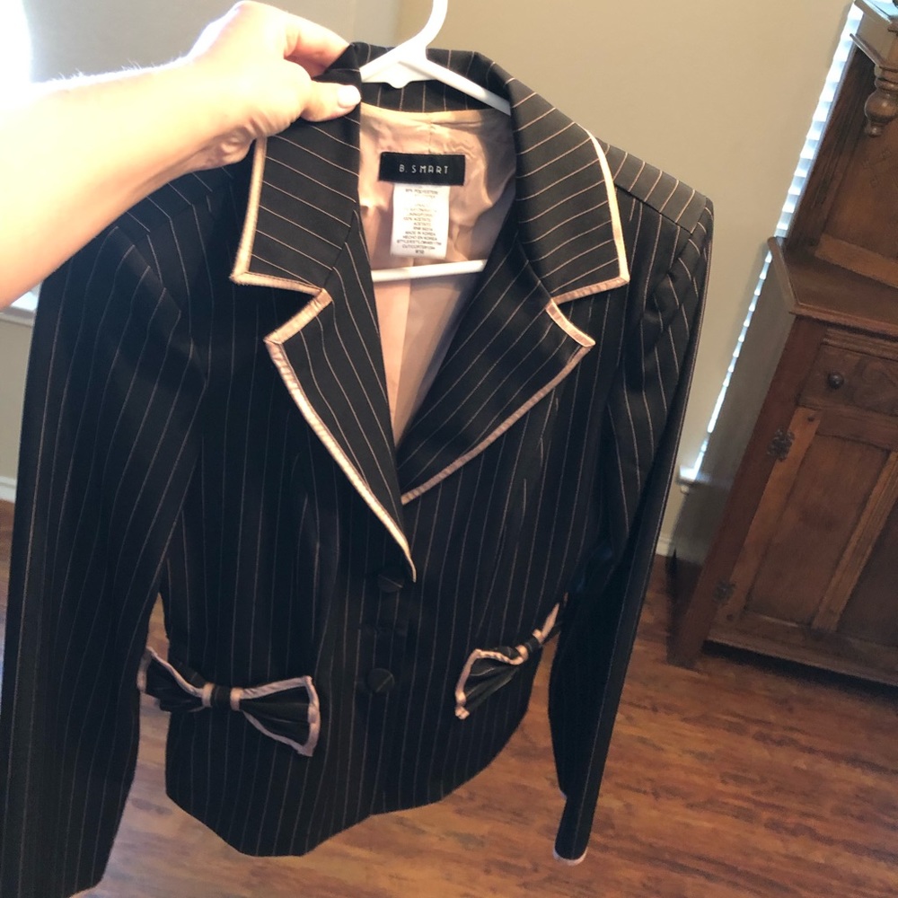 Cute suit jacket fits like a sz 8
